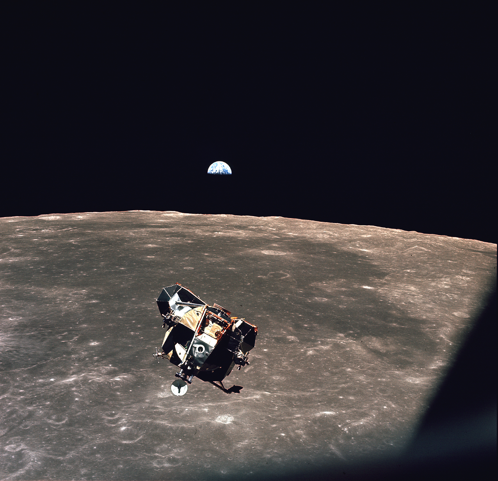 El módulo lunar Eagle del Apolo 11 vuelve de la superficie de la Luna, con la Tierra al fondo
